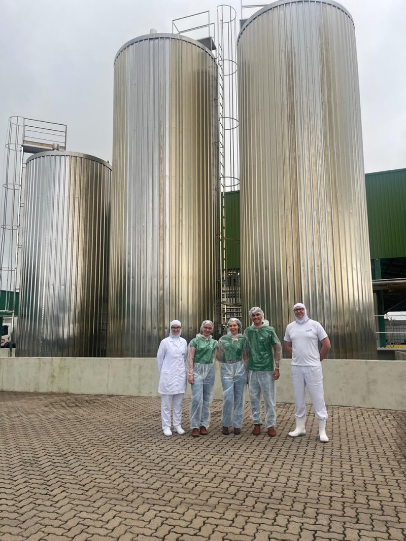 Acadêmicos de Medicina Veterinária do IFFar realizam visita técnica ao Laticínios Cotrifred