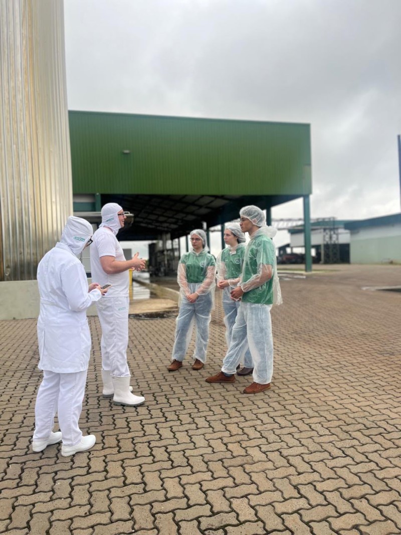 Acadêmicos de Medicina Veterinária do IFFar realizam visita técnica ao Laticínios Cotrifred