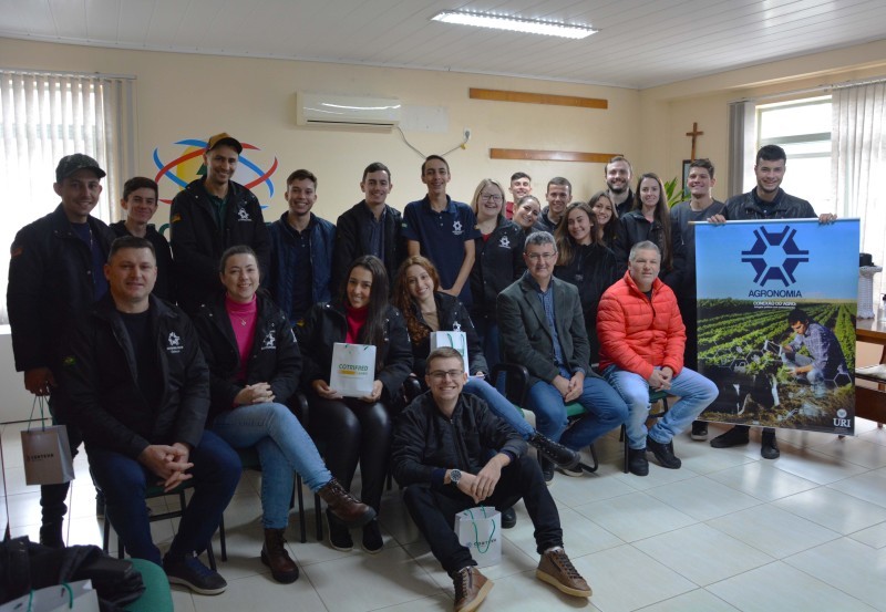 Alunos do Curso de Agronomia da URI-FW visitam a Cotrifred