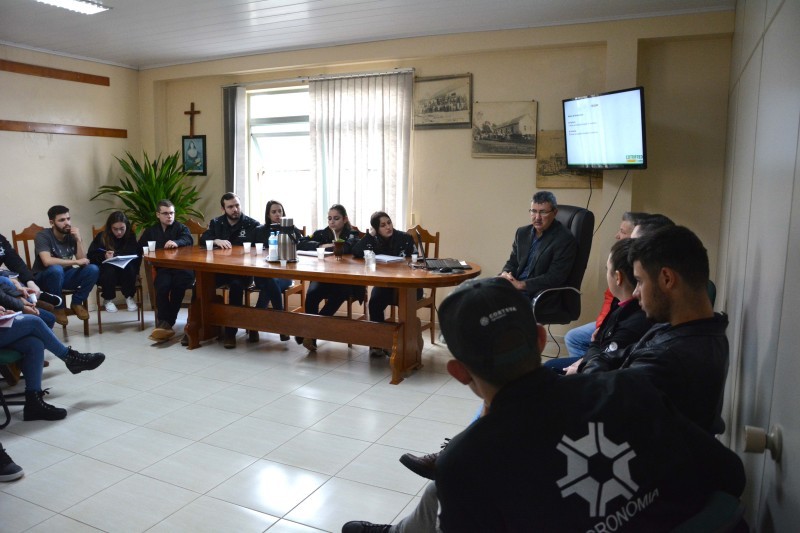Alunos do Curso de Agronomia da URI-FW visitam a Cotrifred