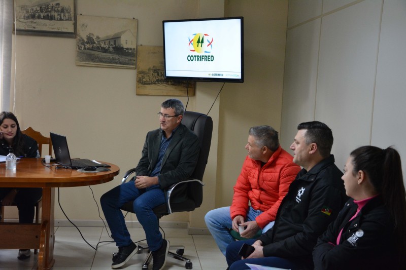 Alunos do Curso de Agronomia da URI-FW visitam a Cotrifred