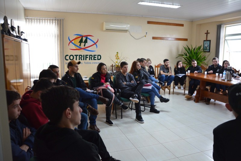 Alunos do Curso de Agronomia da URI-FW visitam a Cotrifred