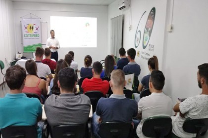Alunos do curso Superior de Tecnologia em Agropecuária visitam a  Cotrifred