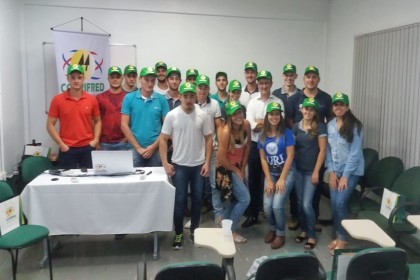 Alunos do curso Superior de Tecnologia em Agropecuária visitam a  Cotrifred