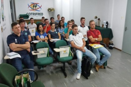 Alunos do curso Superior de Tecnologia em Agropecuária visitam a  Cotrifred