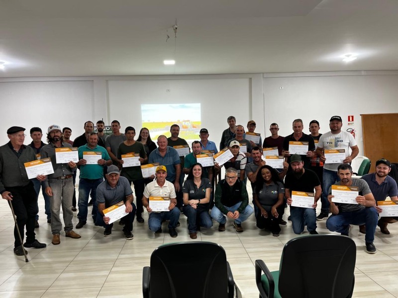 Associados da Cotrifred participam de curso sobre aplicação de hormonais