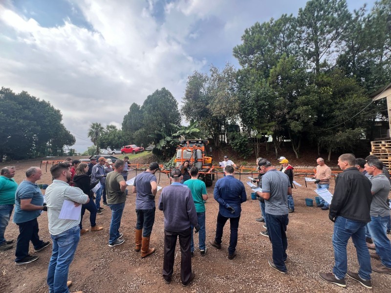 Associados da Cotrifred participam de curso sobre aplicação de hormonais