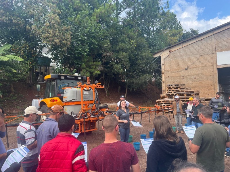 Associados da Cotrifred participam de curso sobre aplicação de hormonais