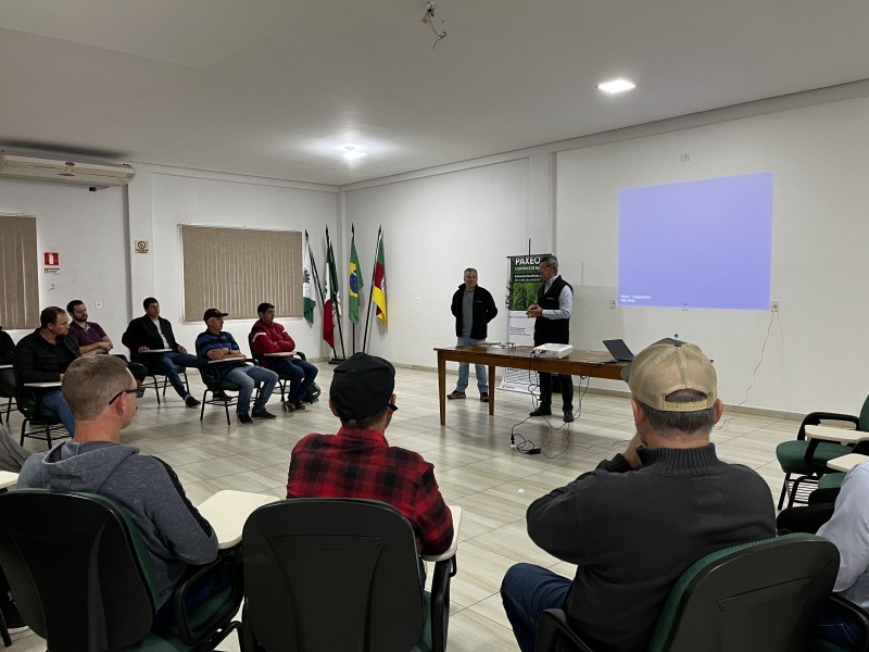 Associados da Cotrifred participam de curso sobre aplicação de hormonais