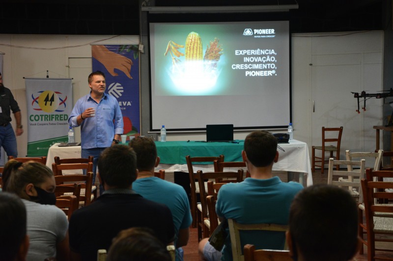 Associados da Cotrifred participam de palestra técnica sobre cultura da soja