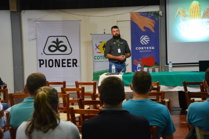 Associados da Cotrifred participam de palestra técnica sobre cultura da soja