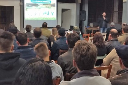 Associados de Iraí participam de palestra sobre atividade leiteira