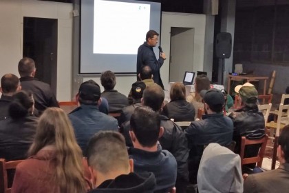 Associados de Iraí participam de palestra sobre atividade leiteira