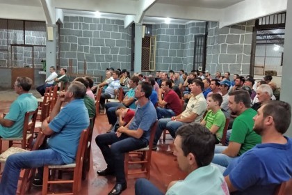 Associados participam de palestra sobre o ambiente ideal para a produção de grãos