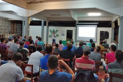 Associados participam de palestra sobre o ambiente ideal para a produção de grãos