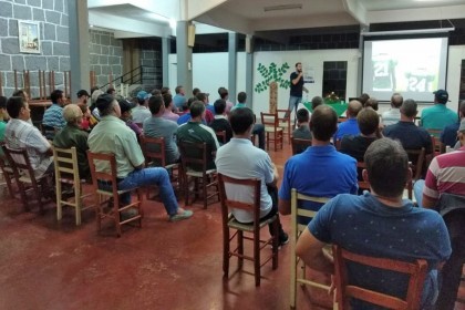 Associados participam de palestra sobre o ambiente ideal para a produção de grãos