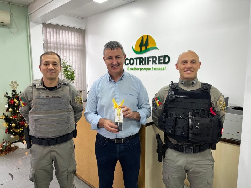 Brigadianos do 37º BPM agradecem Cotrifred por apoio