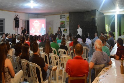 Colaboradores da COTRIFRED participam de palestra show com Jaime Folle