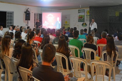 Colaboradores da COTRIFRED participam de palestra show com Jaime Folle