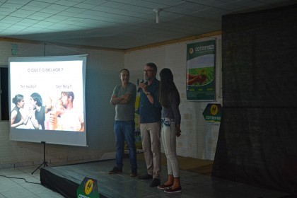 Colaboradores da COTRIFRED participam de palestra show com Jaime Folle