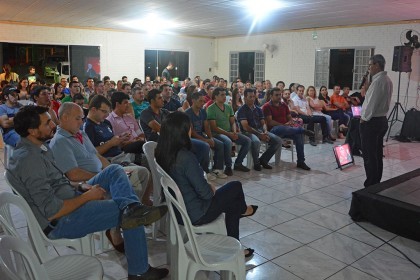 Colaboradores da COTRIFRED participam de palestra show com Jaime Folle