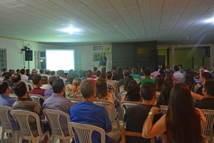 Colaboradores da COTRIFRED participam de palestra show com Jaime Folle
