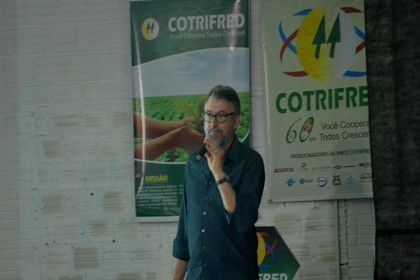 Colaboradores da COTRIFRED participam de palestra show com Jaime Folle