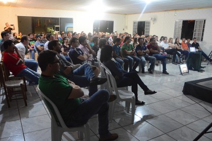 Colaboradores da COTRIFRED participam de palestra show com Jaime Folle
