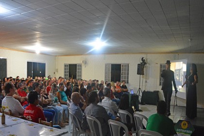 Colaboradores da COTRIFRED participam de palestra show com Jaime Folle