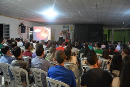 Colaboradores da COTRIFRED participam de palestra show com Jaime Folle