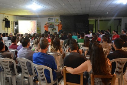 Colaboradores da COTRIFRED participam de palestra show com Jaime Folle