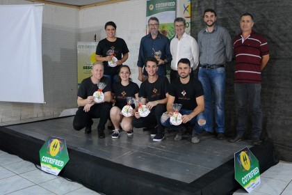 Colaboradores da COTRIFRED participam de palestra show com Jaime Folle