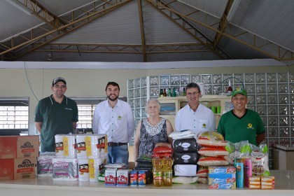 Colaboradores da Cotrifred realização doação a entidades carentes
