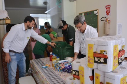 Colaboradores da Cotrifred realização doação a entidades carentes