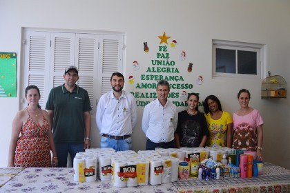 Colaboradores da Cotrifred realização doação a entidades carentes