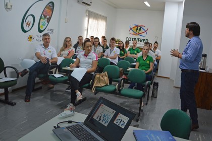 Colaboradores discutem processos básicos de crédito em curso de capacitação