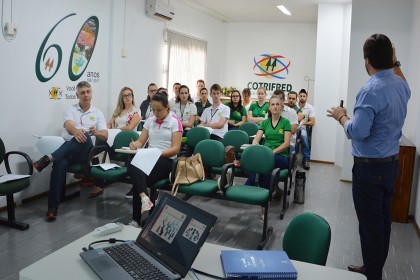 Colaboradores discutem processos básicos de crédito em curso de capacitação