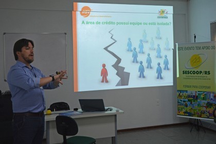 Colaboradores discutem processos básicos de crédito em curso de capacitação