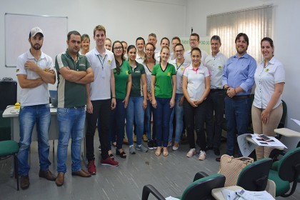 Colaboradores discutem processos básicos de crédito em curso de capacitação