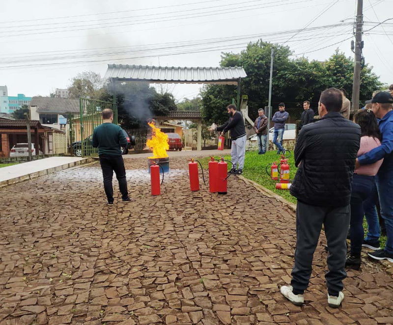 Colaboradores do Laticínios Cotrifred participam de treinamento sobre prevenção de acidentes