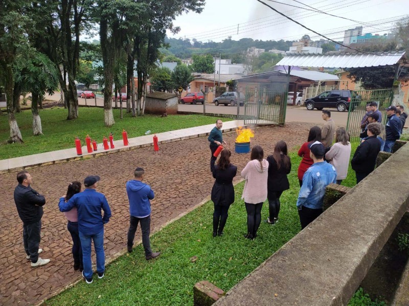 Colaboradores do Laticínios Cotrifred participam de treinamento sobre prevenção de acidentes