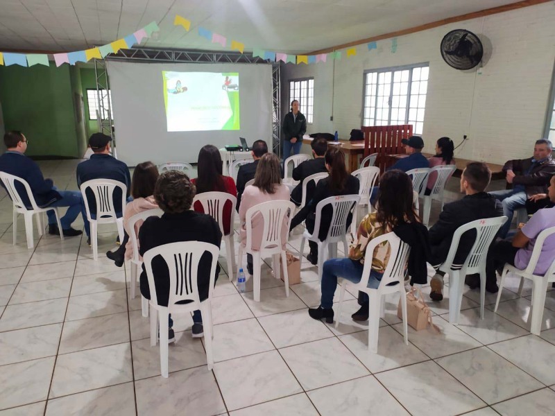 Colaboradores do Laticínios Cotrifred participam de treinamento sobre prevenção de acidentes