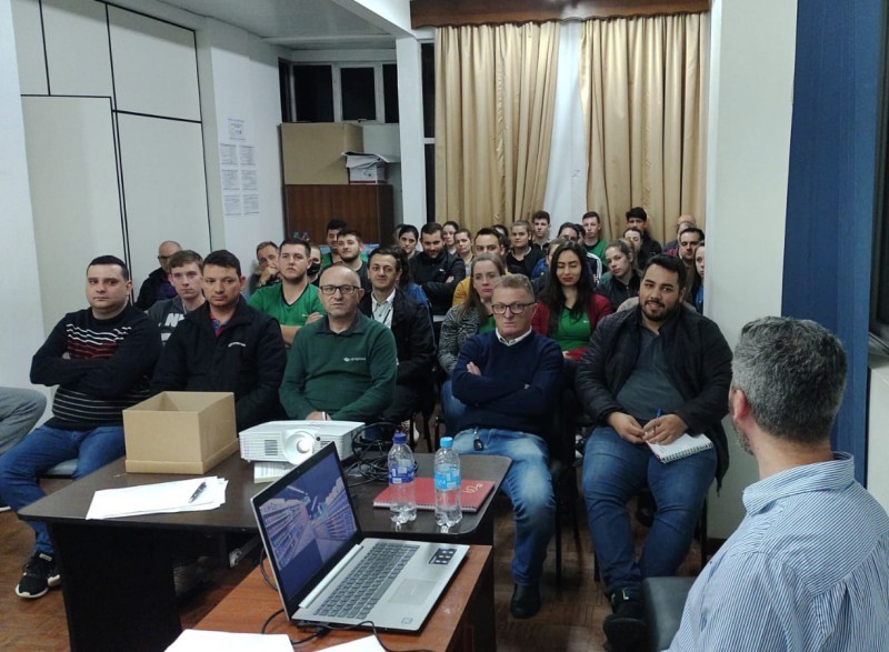 Colaboradores dos Supermercados Cotrifred participam de treinamento sobre reposição de mercadorias