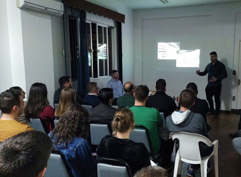 Colaboradores dos Supermercados Cotrifred participam de treinamento sobre reposição de mercadorias