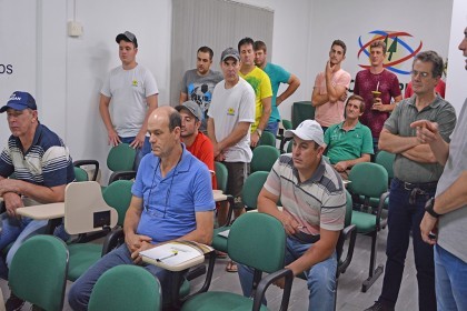 Colaboradores participam de treinamento de NR12