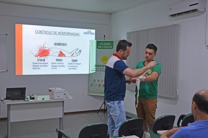 Colaboradores participam de treinamento de NR12