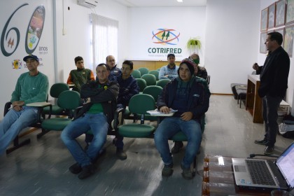 Colaboradores participam de treinamento de operador de empilhadeira