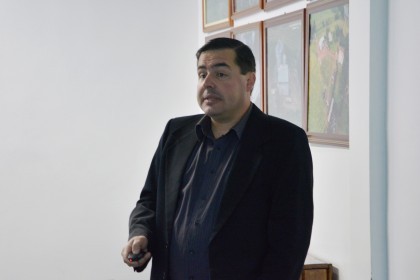 Colaboradores participam de treinamento de operador de empilhadeira