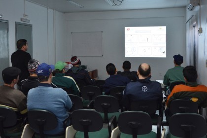 Colaboradores participam de treinamento de operador de empilhadeira