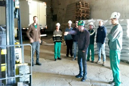 Colaboradores participam de treinamento de operador de empilhadeira